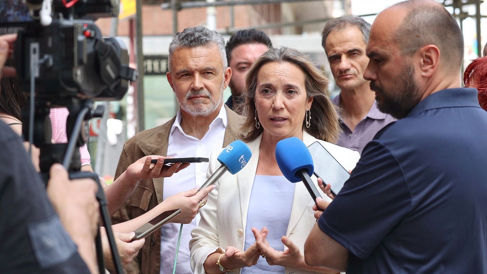 Teresa Ribera, Ministra para la Transición Ecológica, habla a la prensa junto a Juan Espadas, rodeados de micrófonos de "tve" y cámaras en un evento público en España.