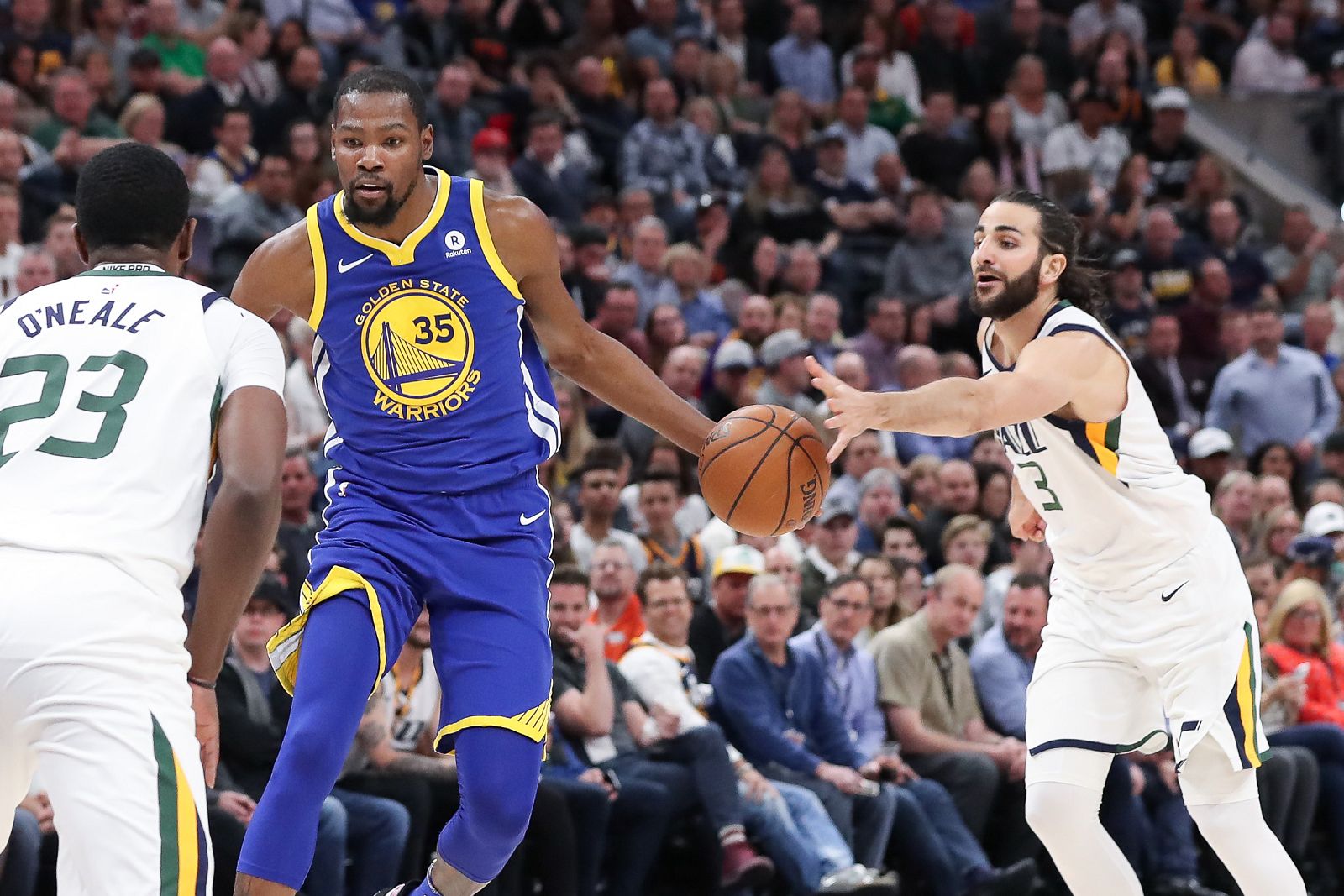 Rubio roba el balón al jugador de los Warriors Kevin Durant