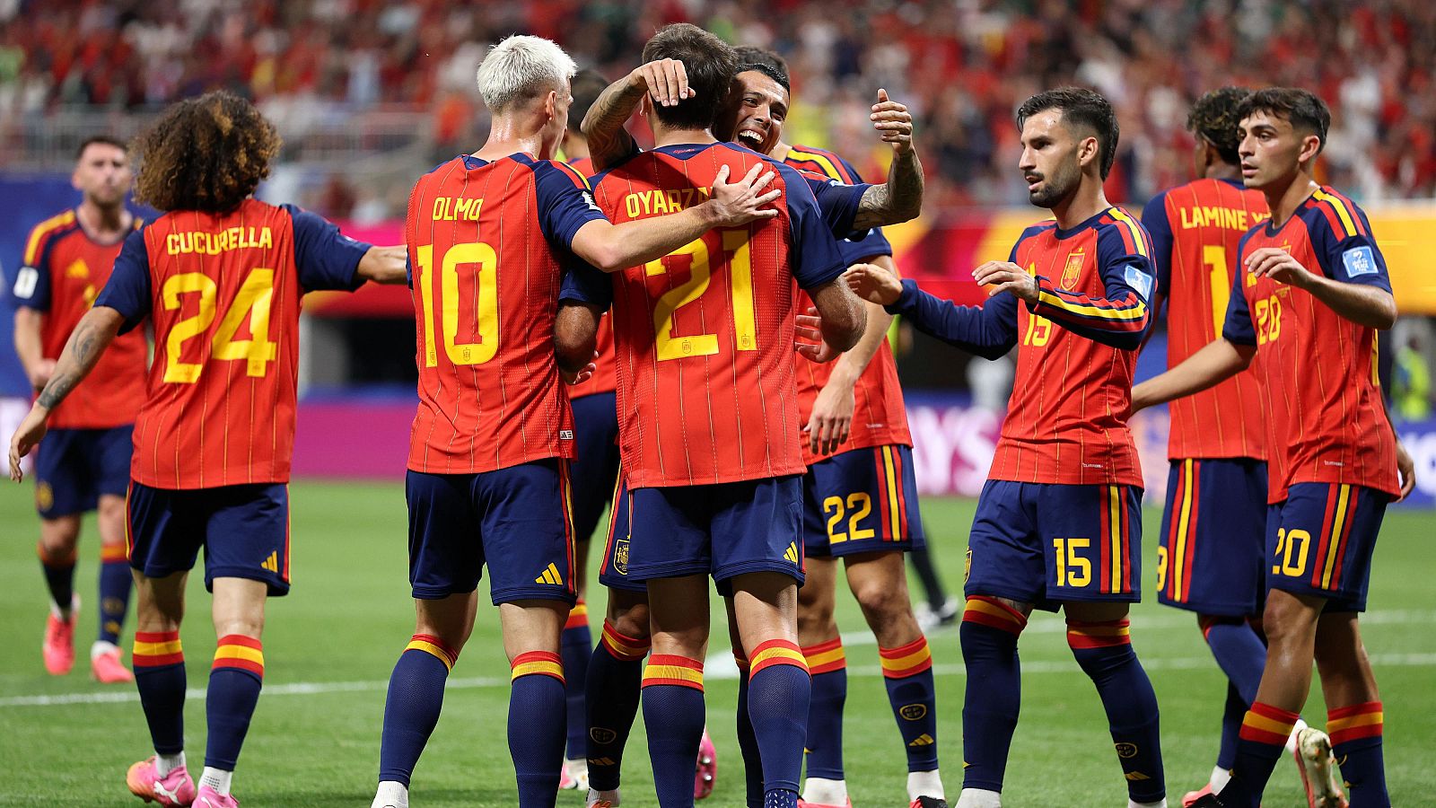 Jugadores de España celebran en el campo: Cucurella (24), Olmo (10), Oyarzabal (21), Rodri (15), Pedri (20), Lamine Yamal (22).