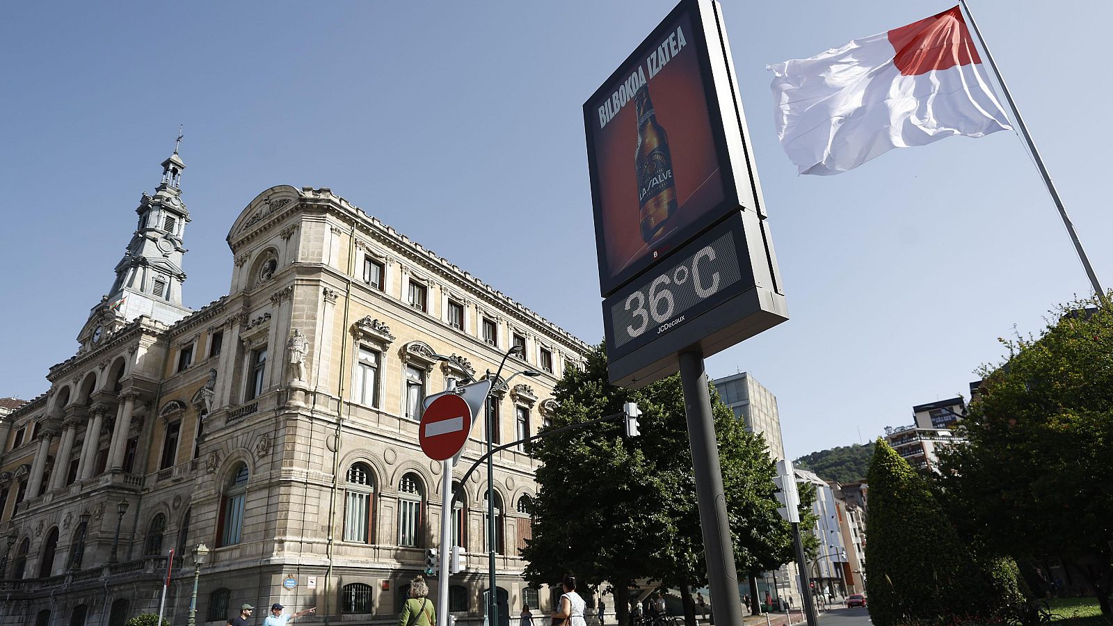 Un termómetro marca 36 grados a media mañana en Bilbao