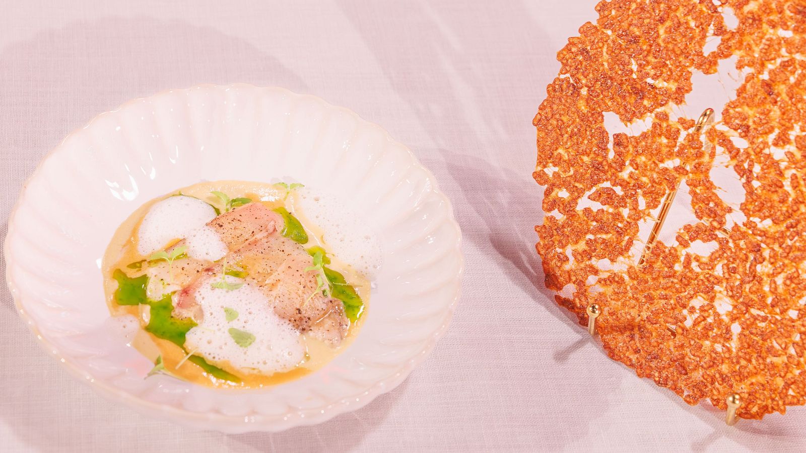 Receta de guisat de peix con aceites de limón y clorofila y crujiente de arroz de Camilla en MasterChef 14