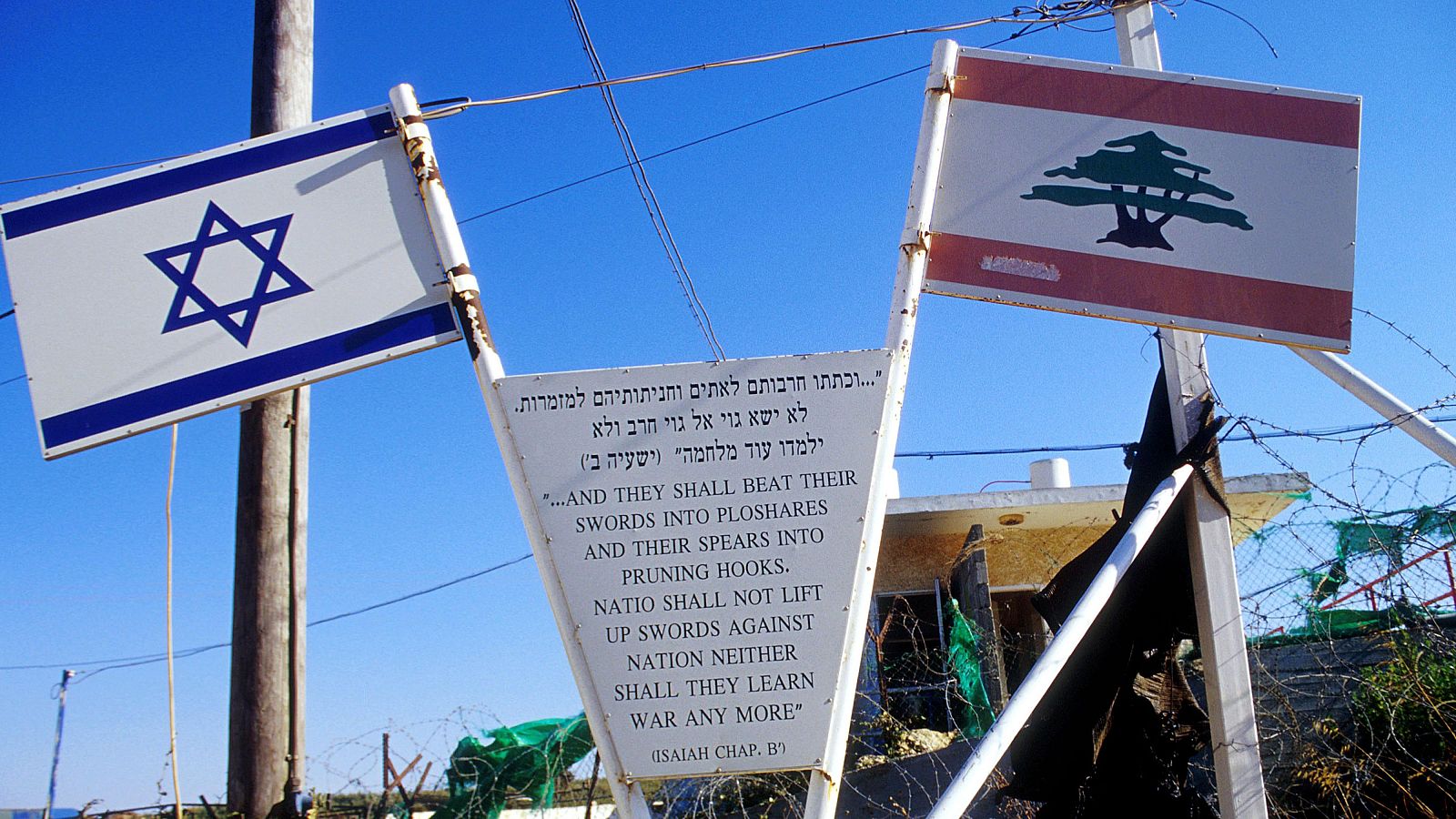 La bandera israelí y la libanesa en la frontera de los Altos del Golán, zona ocupada por Israel desde 1967