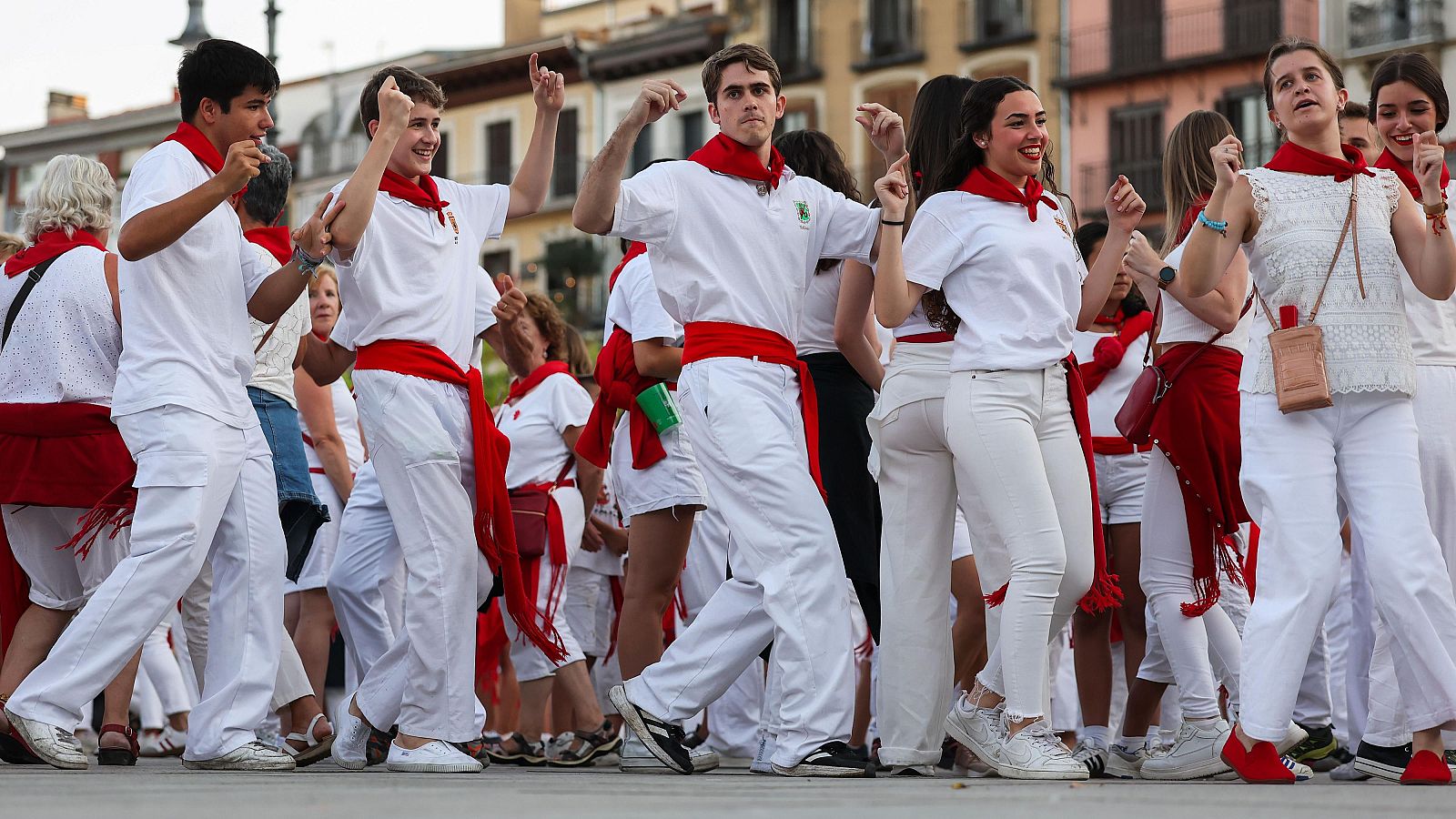 San Fermin 2026: Un grupo de jóvenes, durante una pasada edición de los Sanfermines