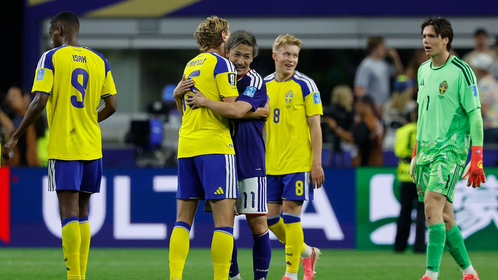 Los jugadores de Japón y Suecia celebran el empate que les da a ambos el pase a dieciseisavos del Mundial 2026