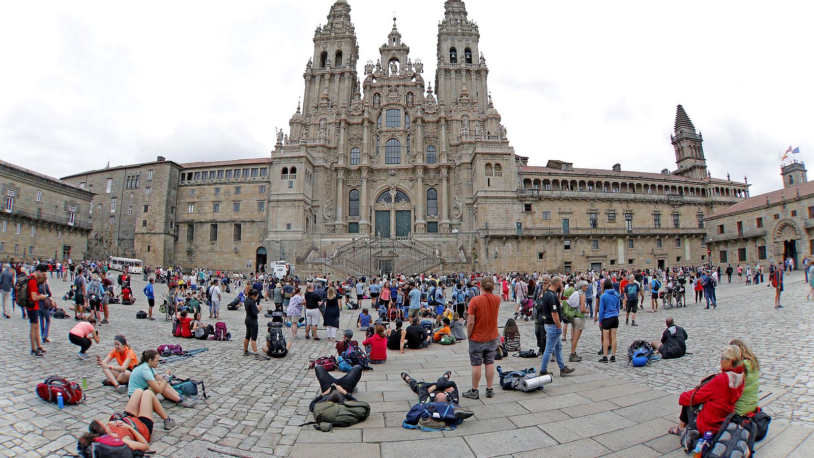 Turistas y peregrinos en la plaza del Obradoiro de Santiago de Compostela