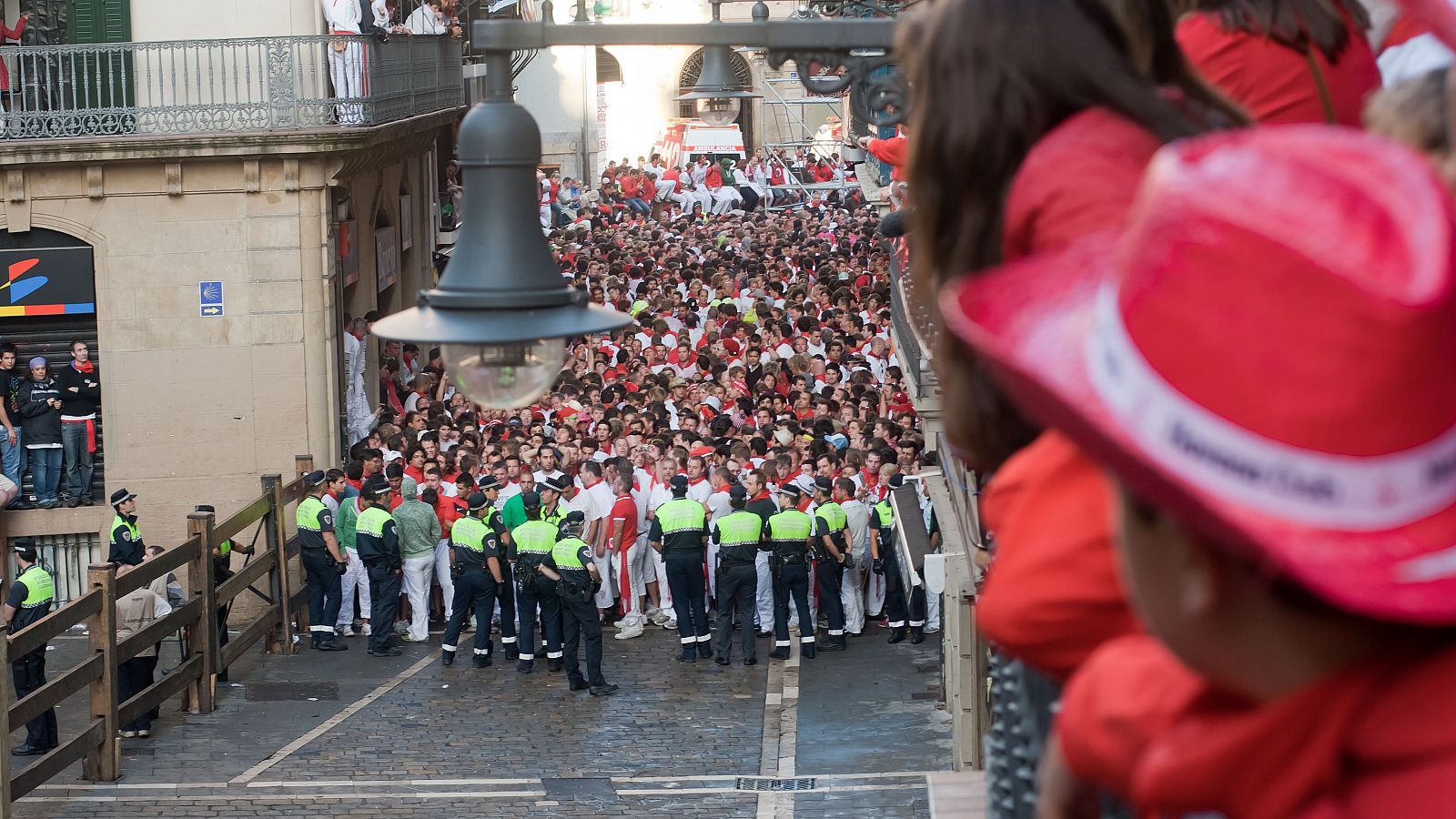 La policía municipal, antes del inicio de uno de los encierros de San Fermín