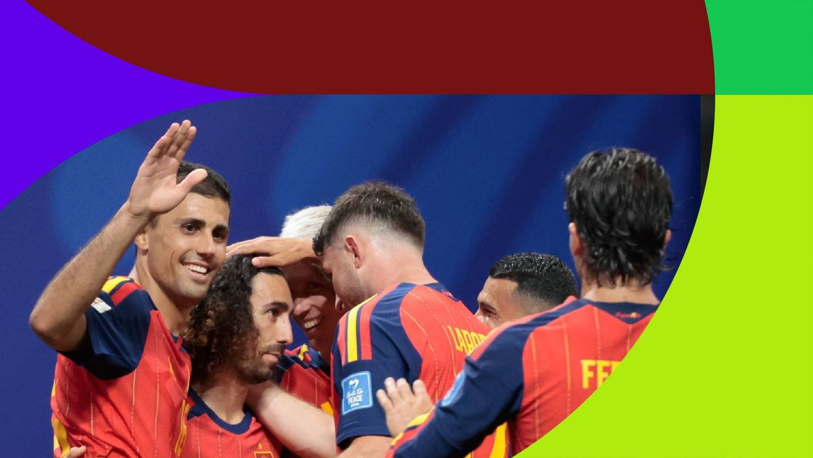Jugadores de la selección española, incluyendo a Busquets, Cucurella, Alba, Laporte y Ferran Torres, celebran un gol en el campo con euforia y abrazos. Se aprecian nombres en las camisetas y el logo del Mundial.