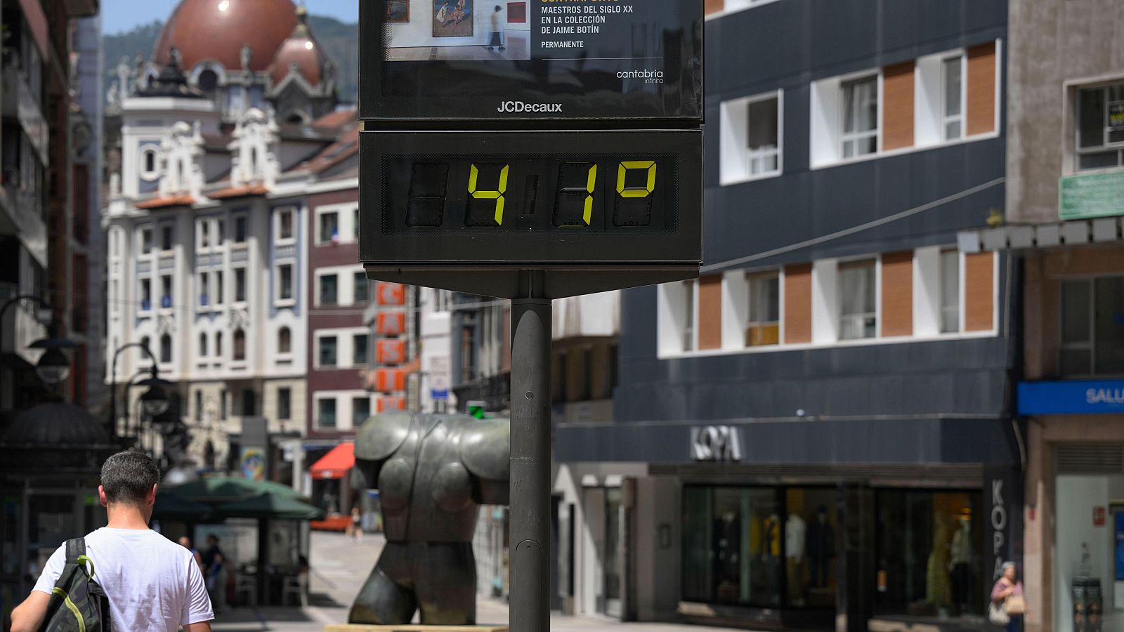Termómetro digital urbano marcando más de 40 grados durante la ola de calor de junio de 2026 en España.