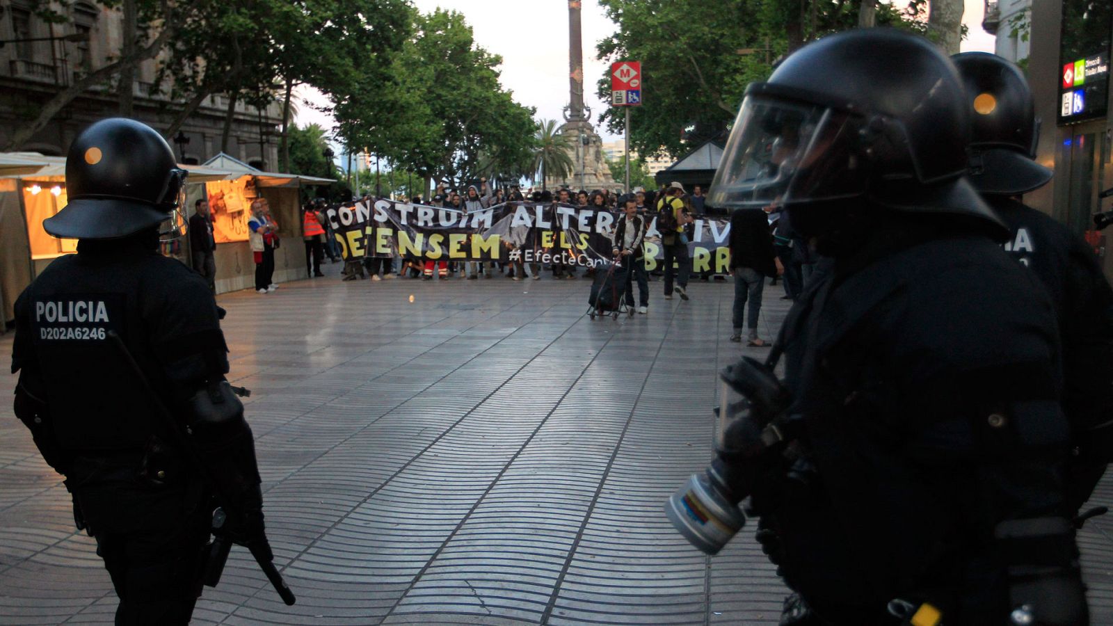 Efectivos de los Mossos impiden el paso por las Ramblas a manifestantes por el desalojo de Can Vies