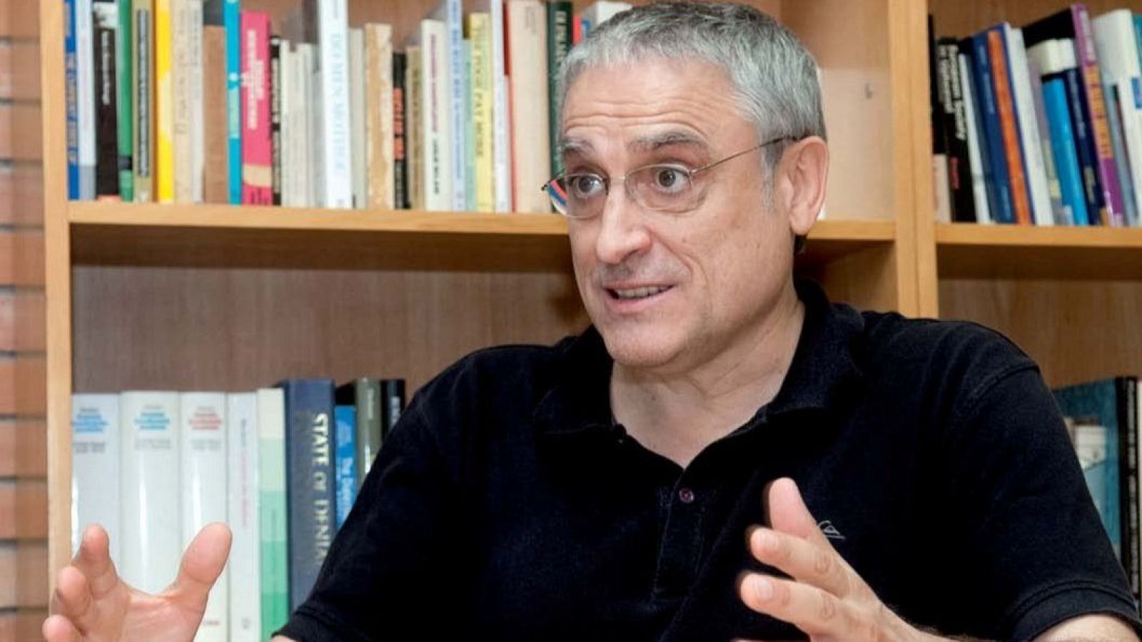 El catedrático de la Universidad de Barcelona Ramón Flecha está siendo investigado por acusaciones de coerción y acoso sexual.