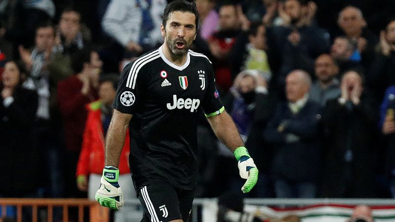 La afición del Real Madrid despidió en pie y con ovación a Buffon