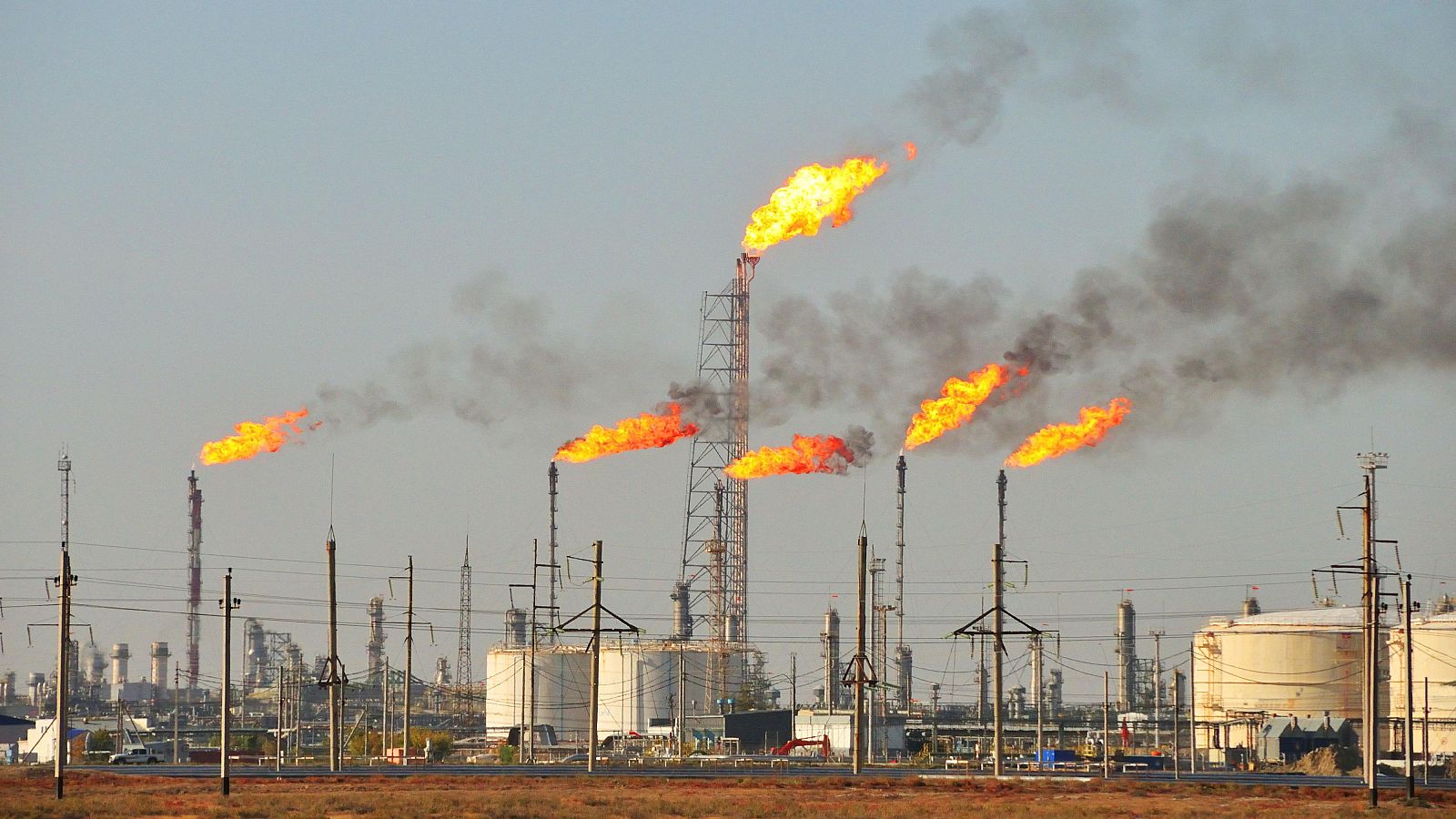 El petróleo baja de los 76 dólares tras los primeros movimientos en Ormuz