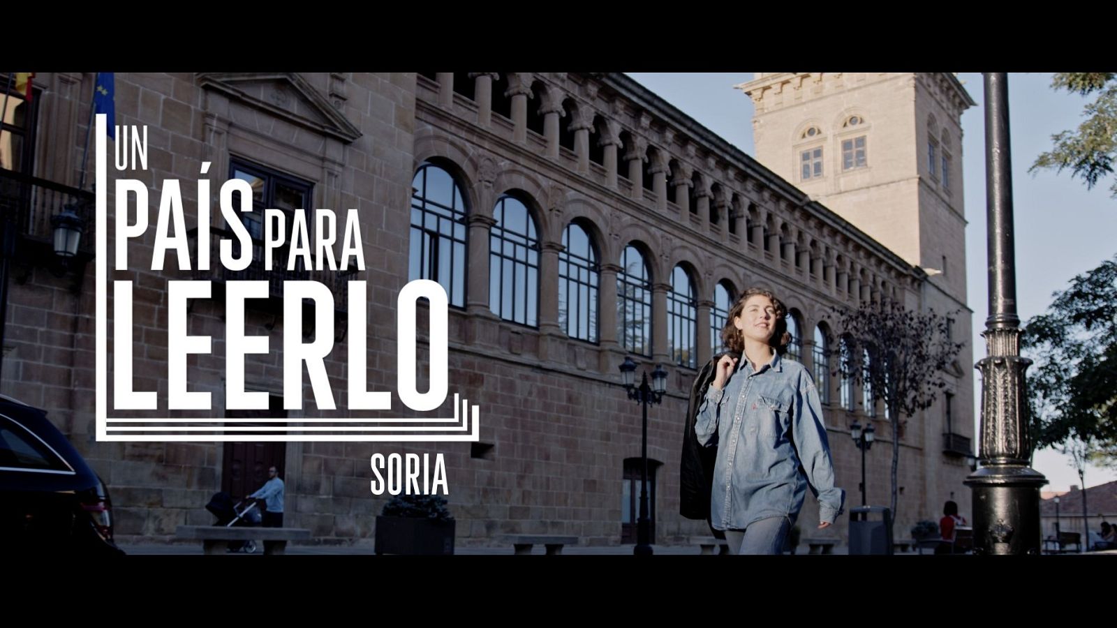 Laura Chivite en Soria, promocionando "Un país para leerlo", galardonado con el Premio Nacional al Fomento de la Lectura 2026. Edificio histórico y día soleado.