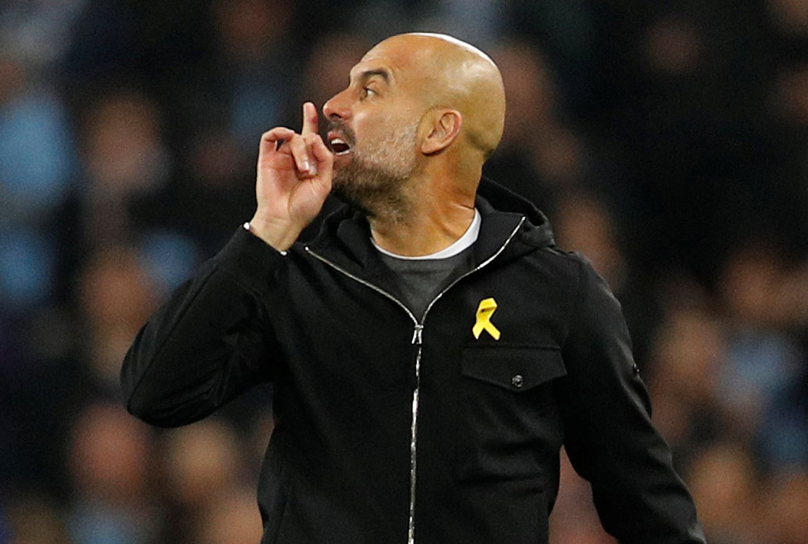 Guardiola poco antes de ser expusado por Mateu Lahoz.