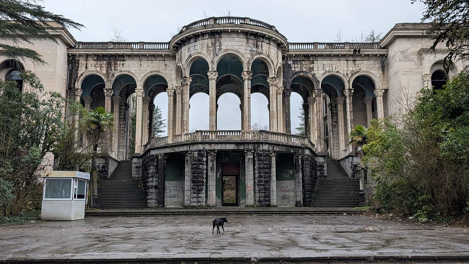 Exterior del hotel Metalurgi, balneario soviético abandonado en el que vive desplazados internos de Georgia