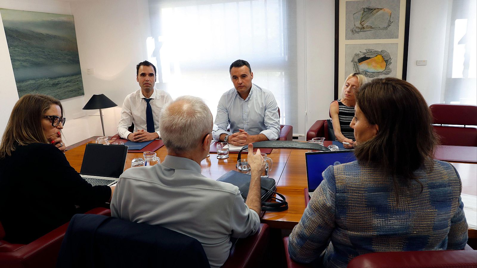 representantes del Ministerio de Hacienda y del Gobierno del Principado sentados en una mesa