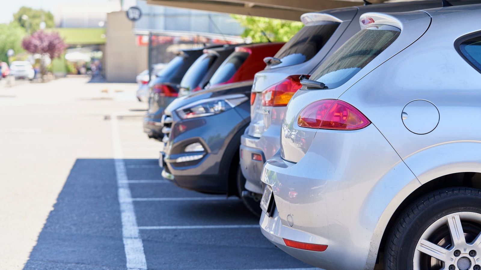 Coches en un parking.