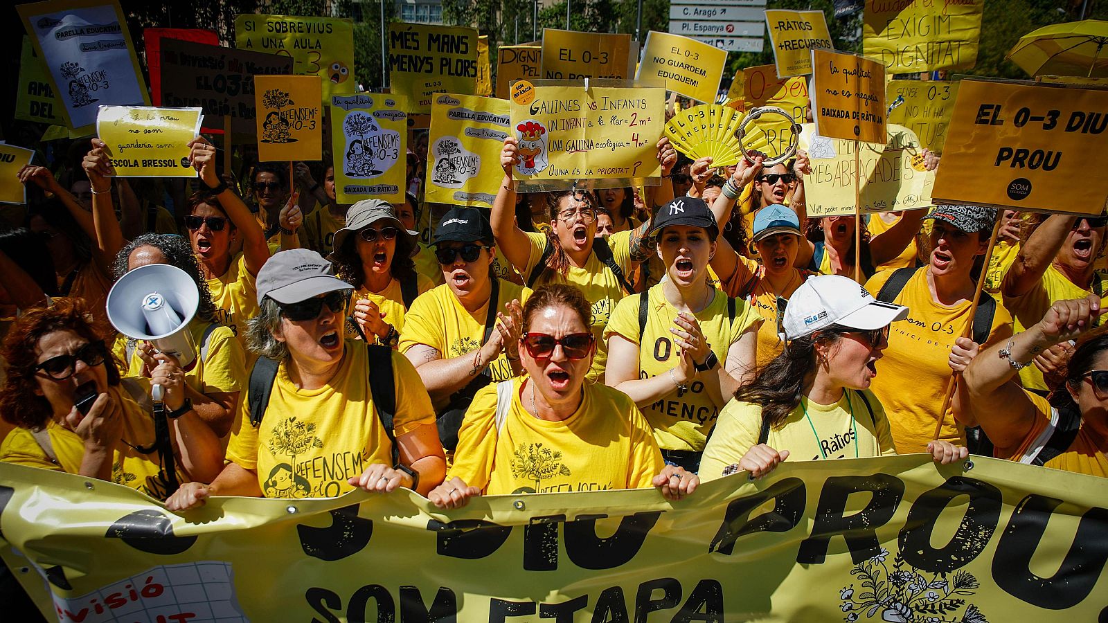 Profesores catalanes se manifiestan para reivindicar mejoras laborales.
