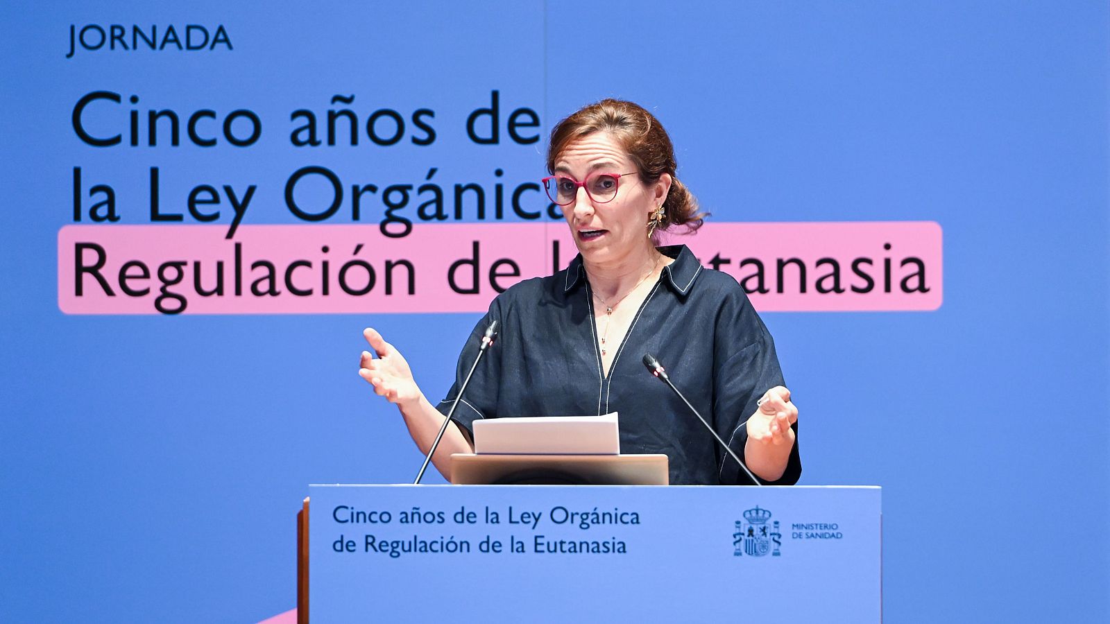 Mónica García, ministra de Sanidad, habla en un evento sobre la Ley Orgánica de Regulación de la Eutanasia, destacando su quinto aniversario.