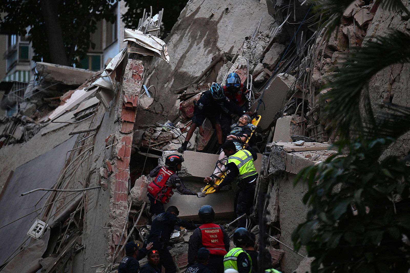 Los equipos de rescate sacan a una persona en camilla de un edificio derrumbado tras el terremoto en Caracas