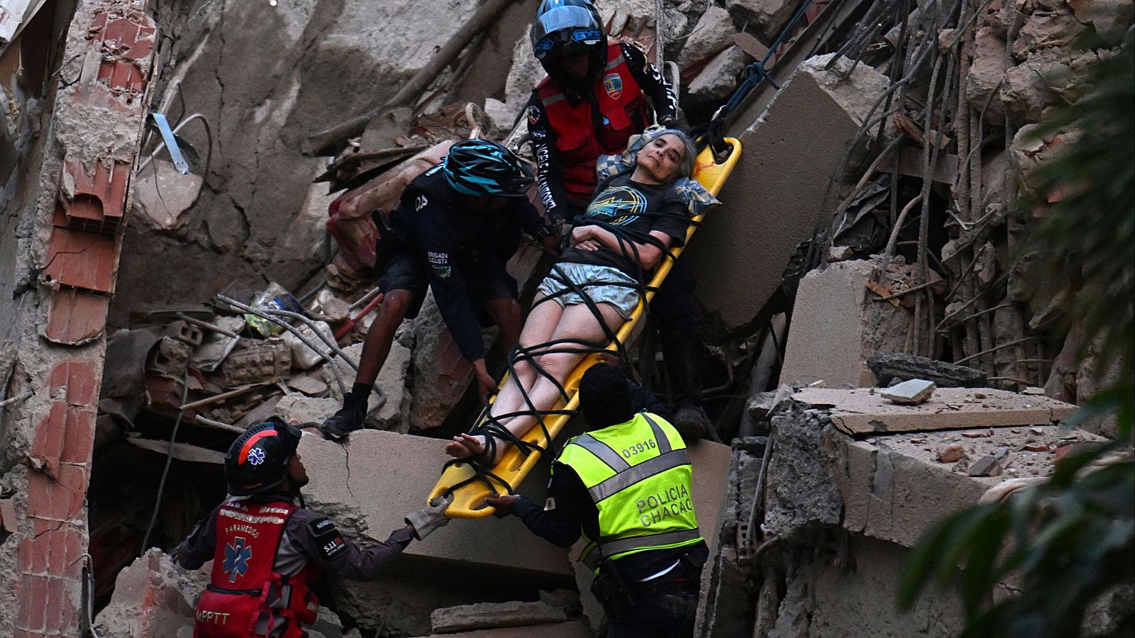 Los servicios de emergencia rescatan a una mujer en Venezuela