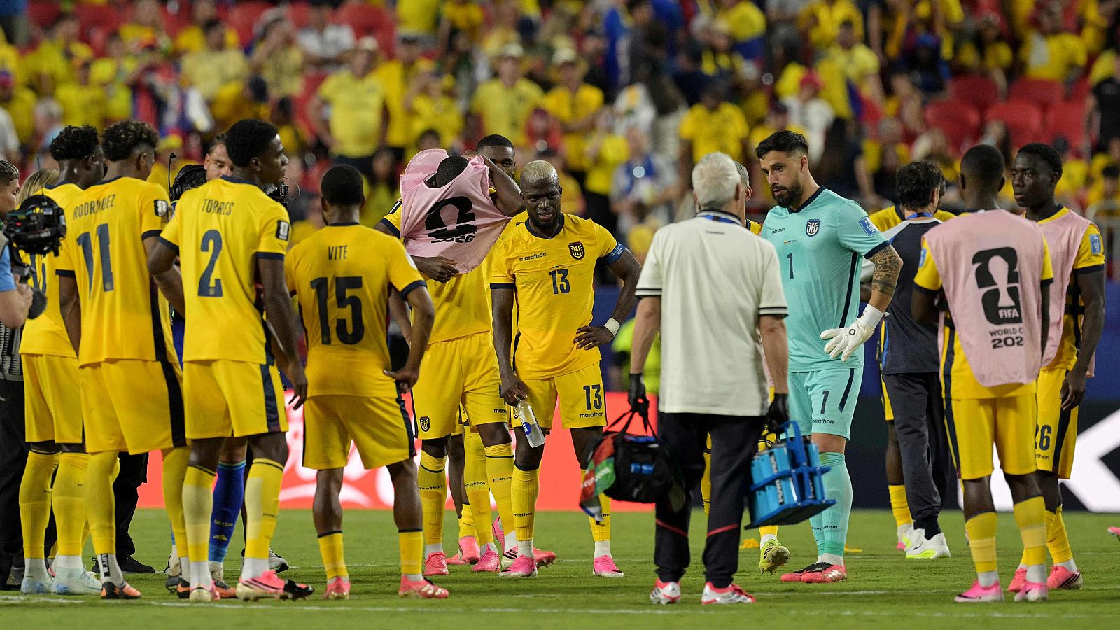 Los jugadores de la seleccion ecuatoriana lamentados tras el empate 0-0 contra Curazao en la segunda jornada