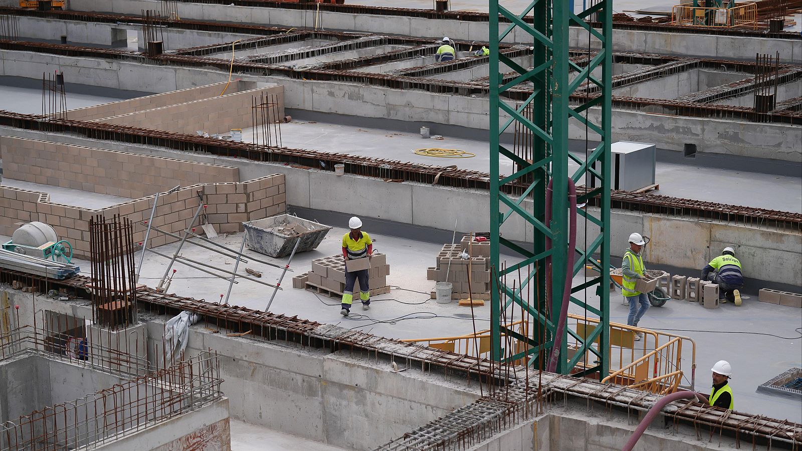 Varios operarios trabajan en una obra de Barcelona
