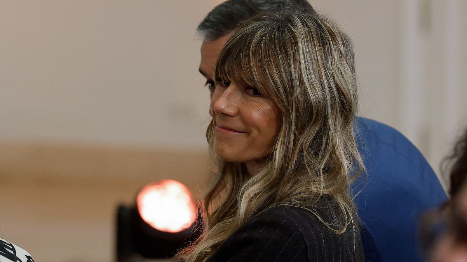 El juez Peinado apunta a irregularidades en las adjudicaciones a Deloitte de la cátedra que codirigió Begoña Gómez Begoña Gómez, mujer del presidente del Gobierno, en un acto en Madrid
