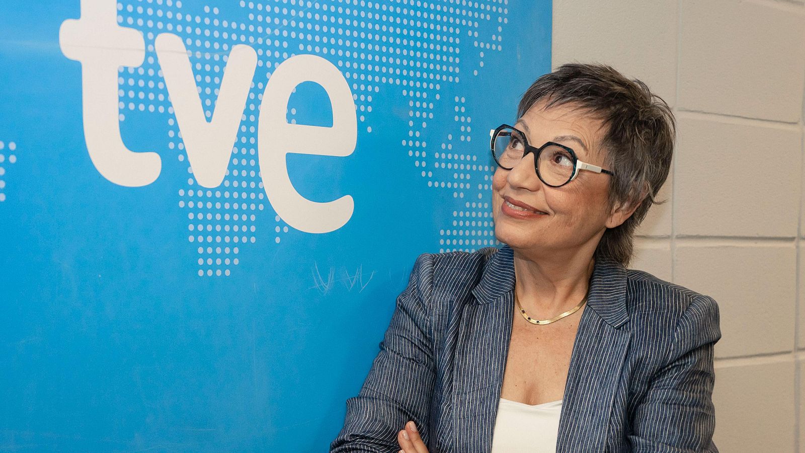 Anna Bosch en el pasillo que une los dos platós de TVE en Torrespaña