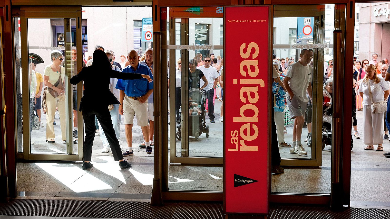 Apertura de puertas en el primer día de rebajas en unos grandes almacenes.