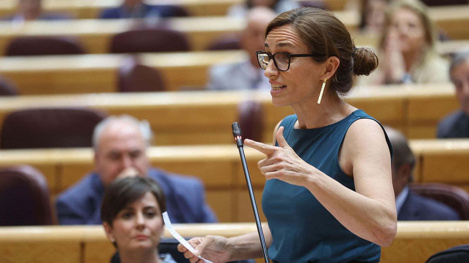 La ministra de Sanidad, Mónica García, interviene durante la sesión de control al Gobierno celebrada por el pleno del Senado
