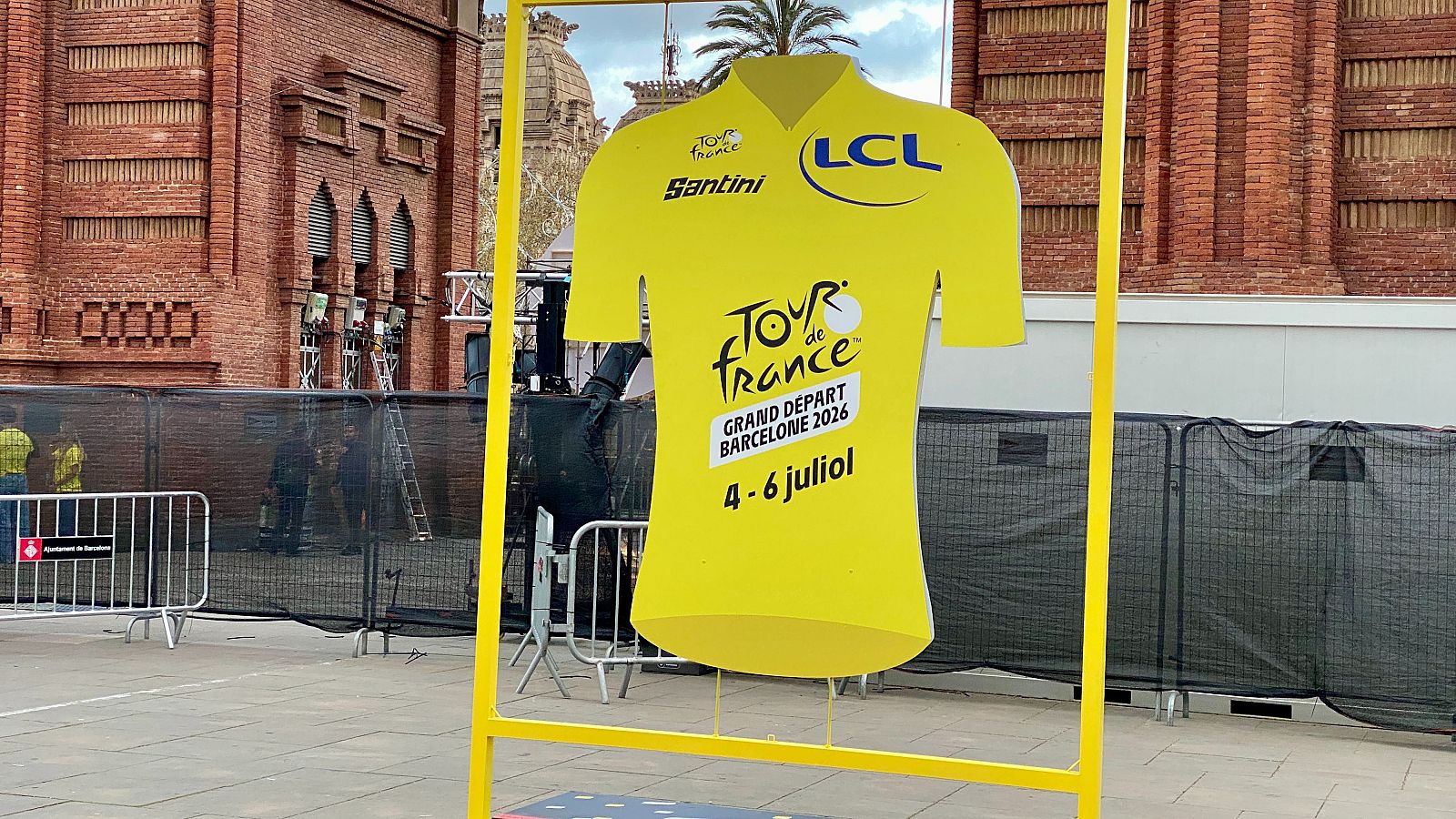 Maillot gegant per anunciar el 'Grand Départ' del Tour de França a l'Arc de Triomf de Barcelona