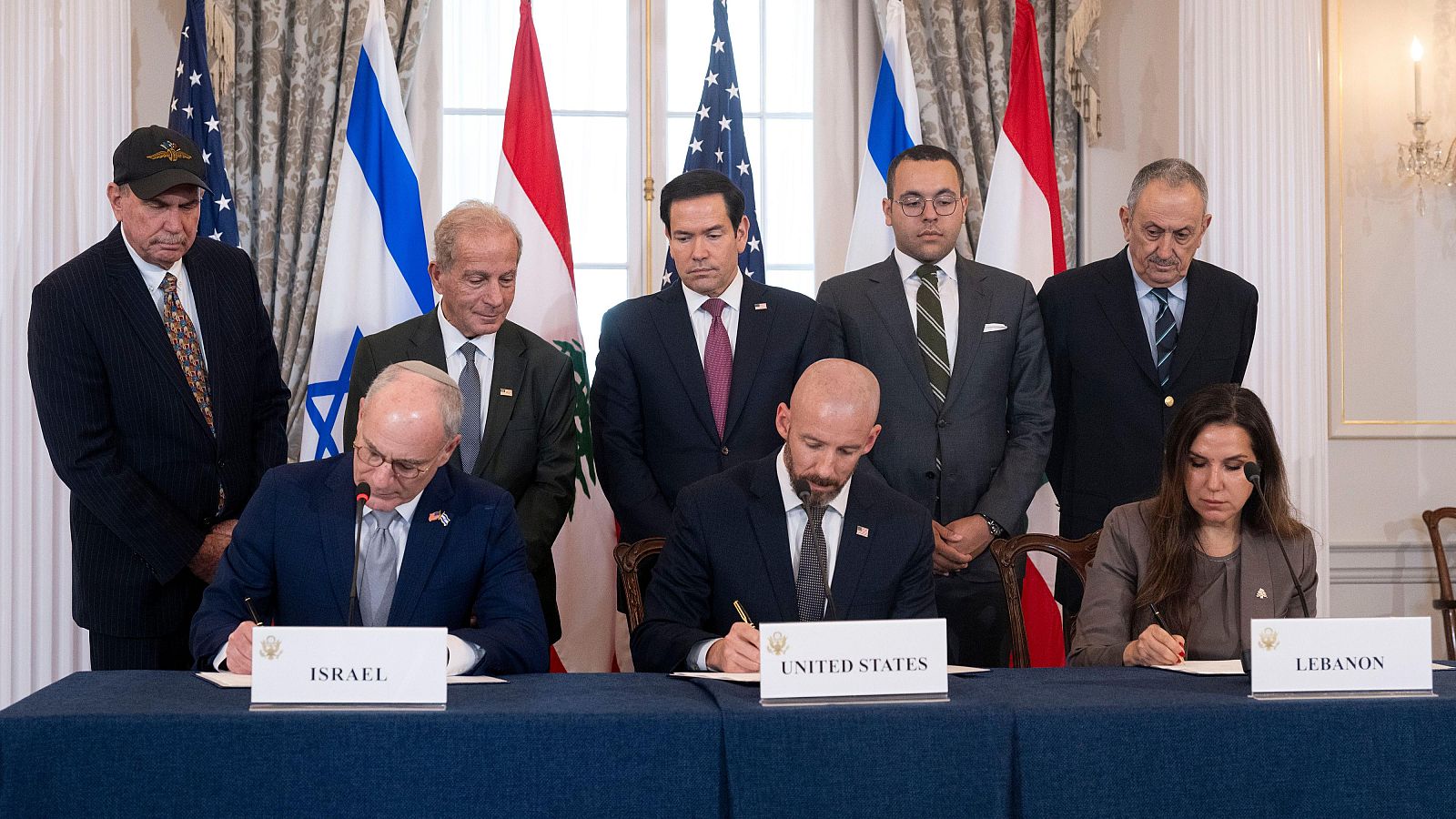 El embajador de Israel en Estados Unidos, Yechiel Leiter; el consejero Dan Holler; y la embajadora de Líbano en Estados Unidos, Nada Hamadeh, firman un acuerdo marco descrito como un primer paso hacia la paz en Líbano.