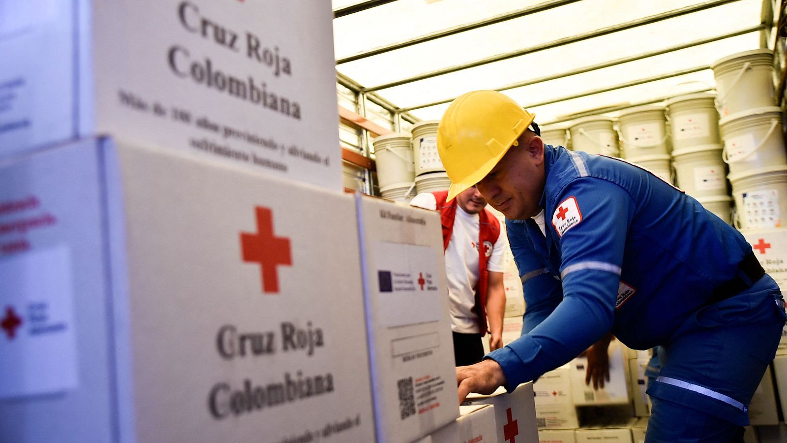 Voluntarios de la Cruz Roja Colombiana organizan ayuda humanitaria en Cúcuta, con cajas marcadas y suministros para Venezuela.