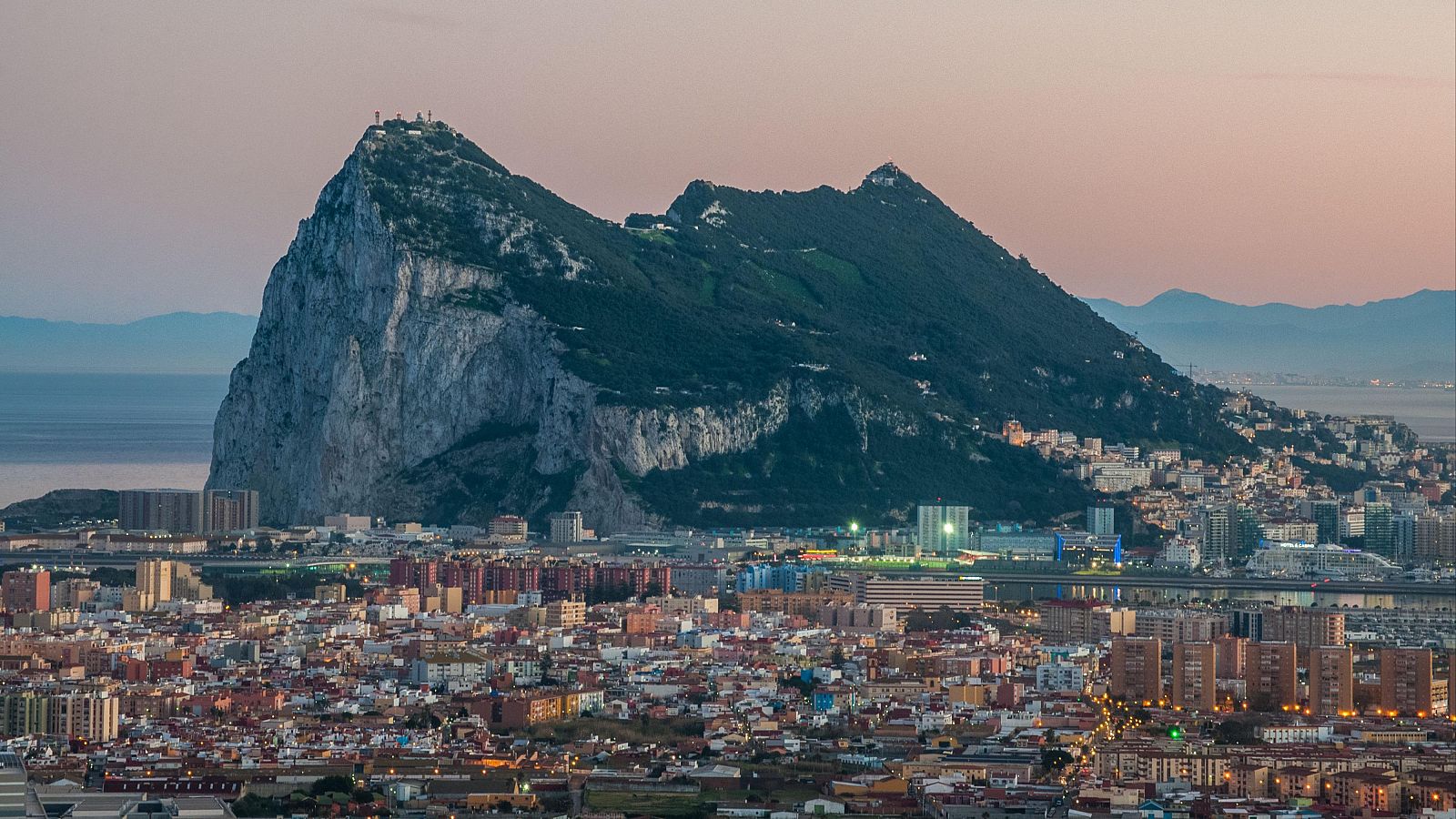 Hacienda saca a Gibraltar de la lista de paraísos fiscales e incorpora a Rusia