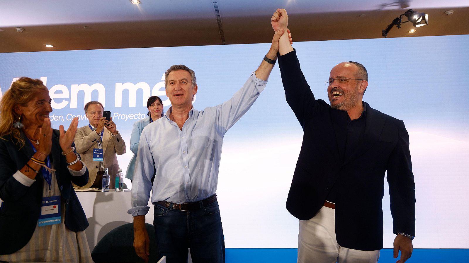 Feijóo afea a Sánchez que "le resbale" que el Congreso pida su dimisión
