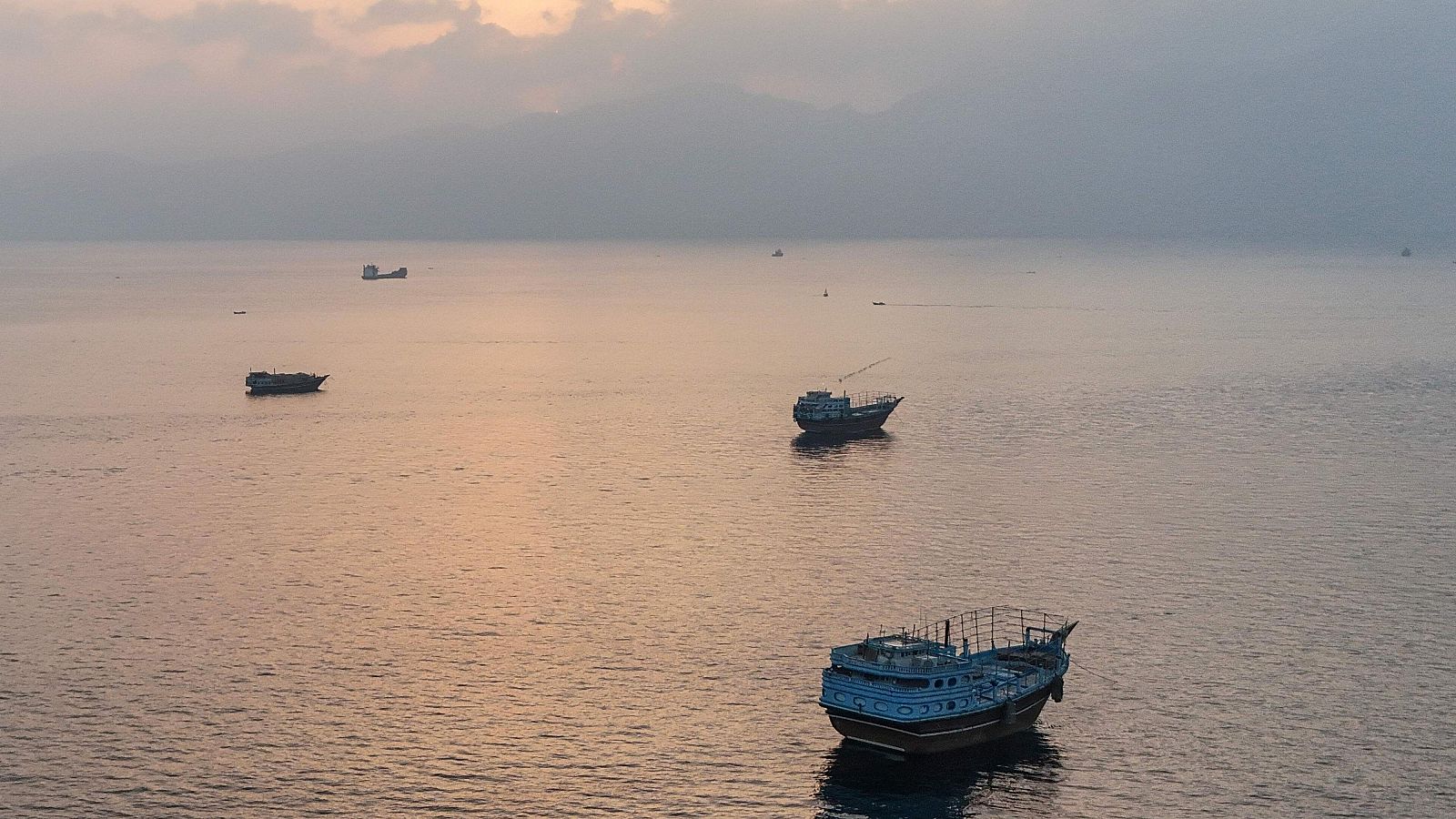 Barcos anclados frente a la península omaní de Musandam, cerca del estrecho de Ormuz. Irán lanzó ataques contra posiciones estadounidenses en el Golfo en respuesta a bombardeos recientes de Estados Unidos sobre el país.