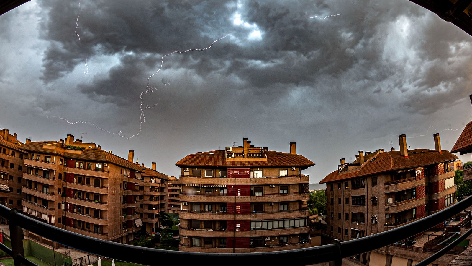 Tormenta eléctrica en Alcalá de Henares, Madrid, en una imagen de archivo.