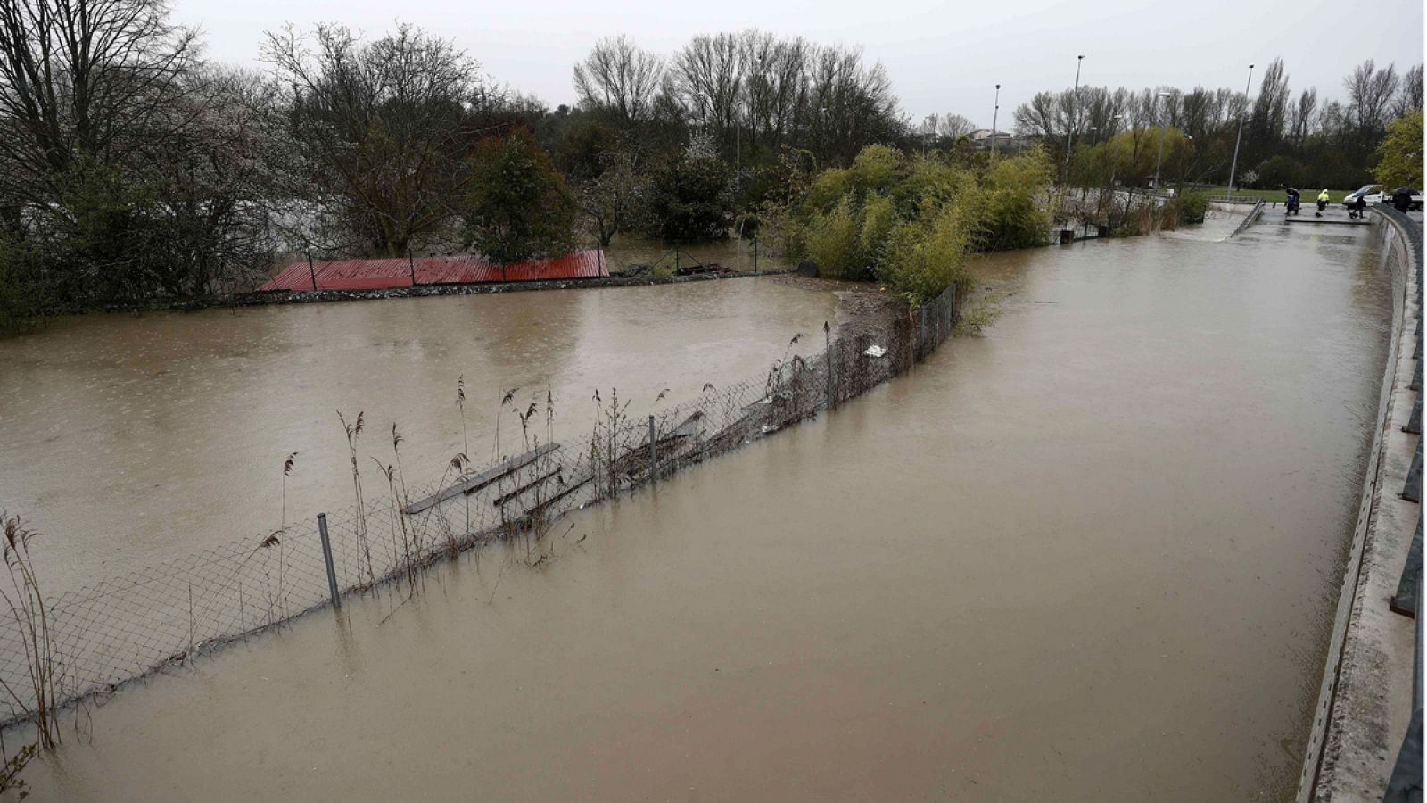 Imagen del desbordamiento del río Arga a su paso por la localidad navarra de Huarte
