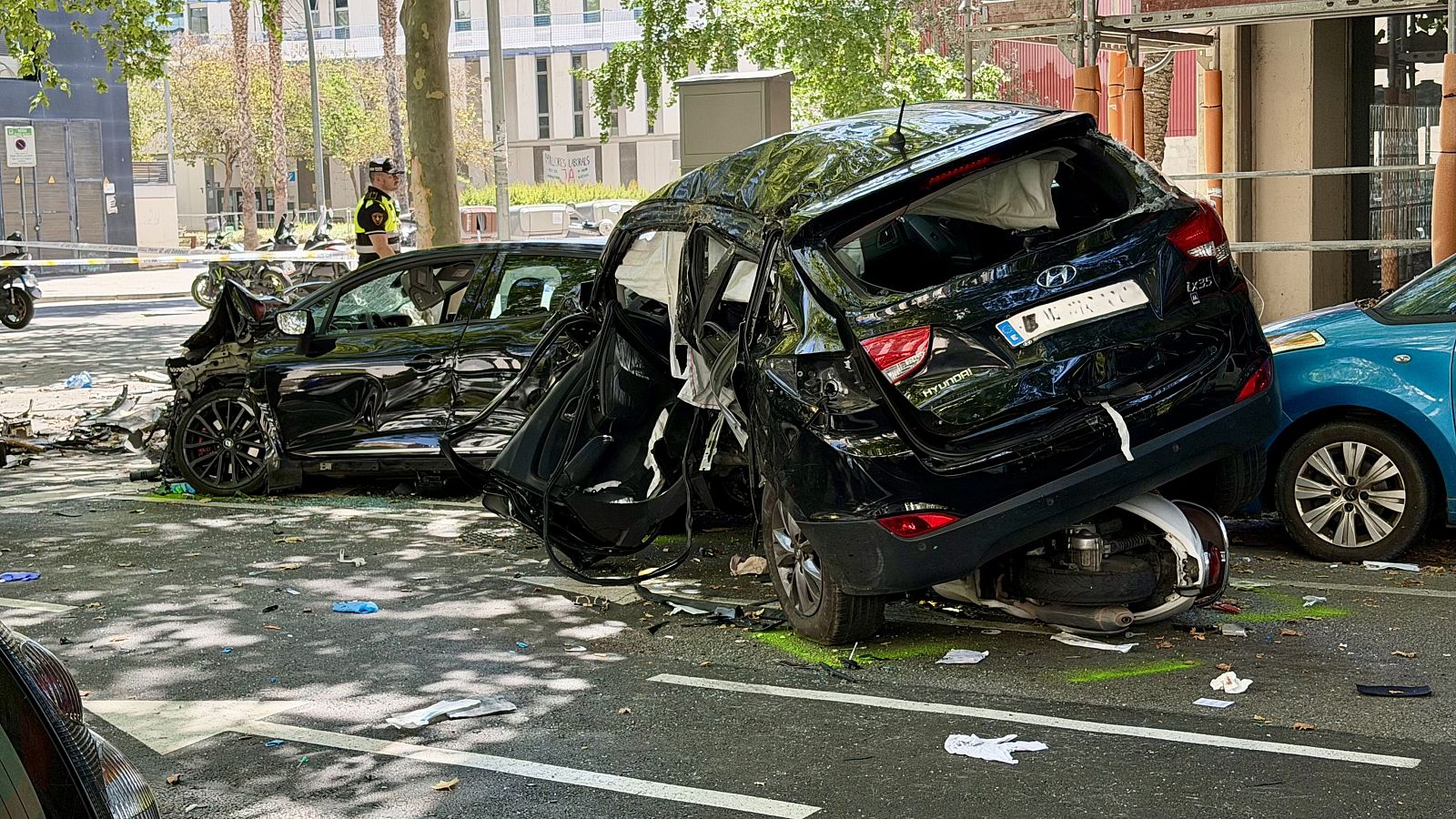 Els dos cotxes sinistrats a primera hora del matí al barri del Poblenou de Barcelona