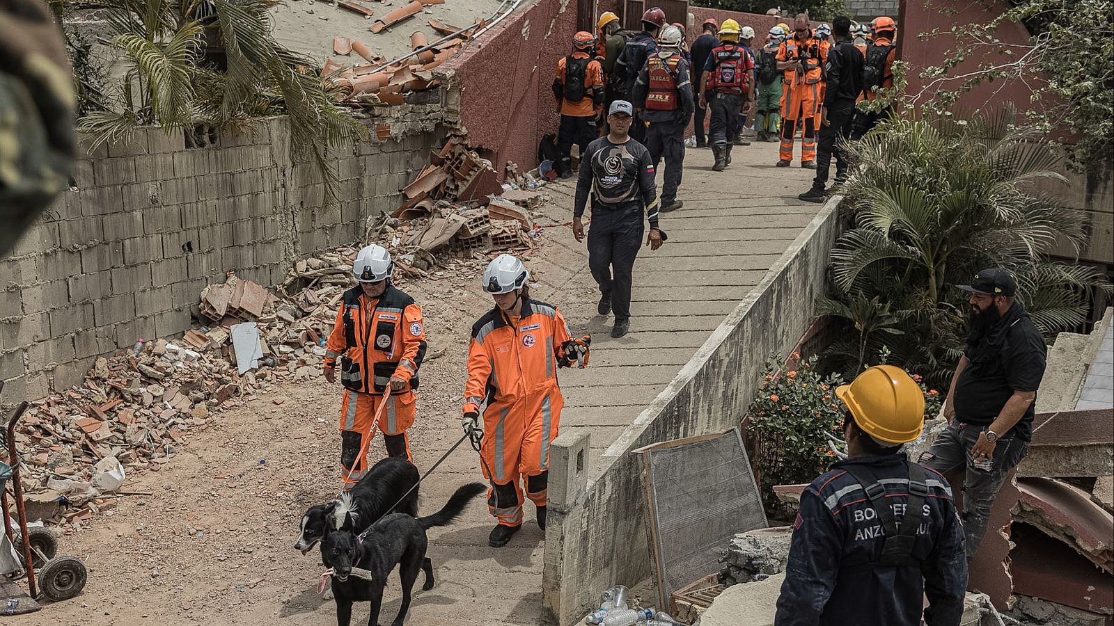 Los rescatistas trabajan en la zona de los terremotos en Venezuela