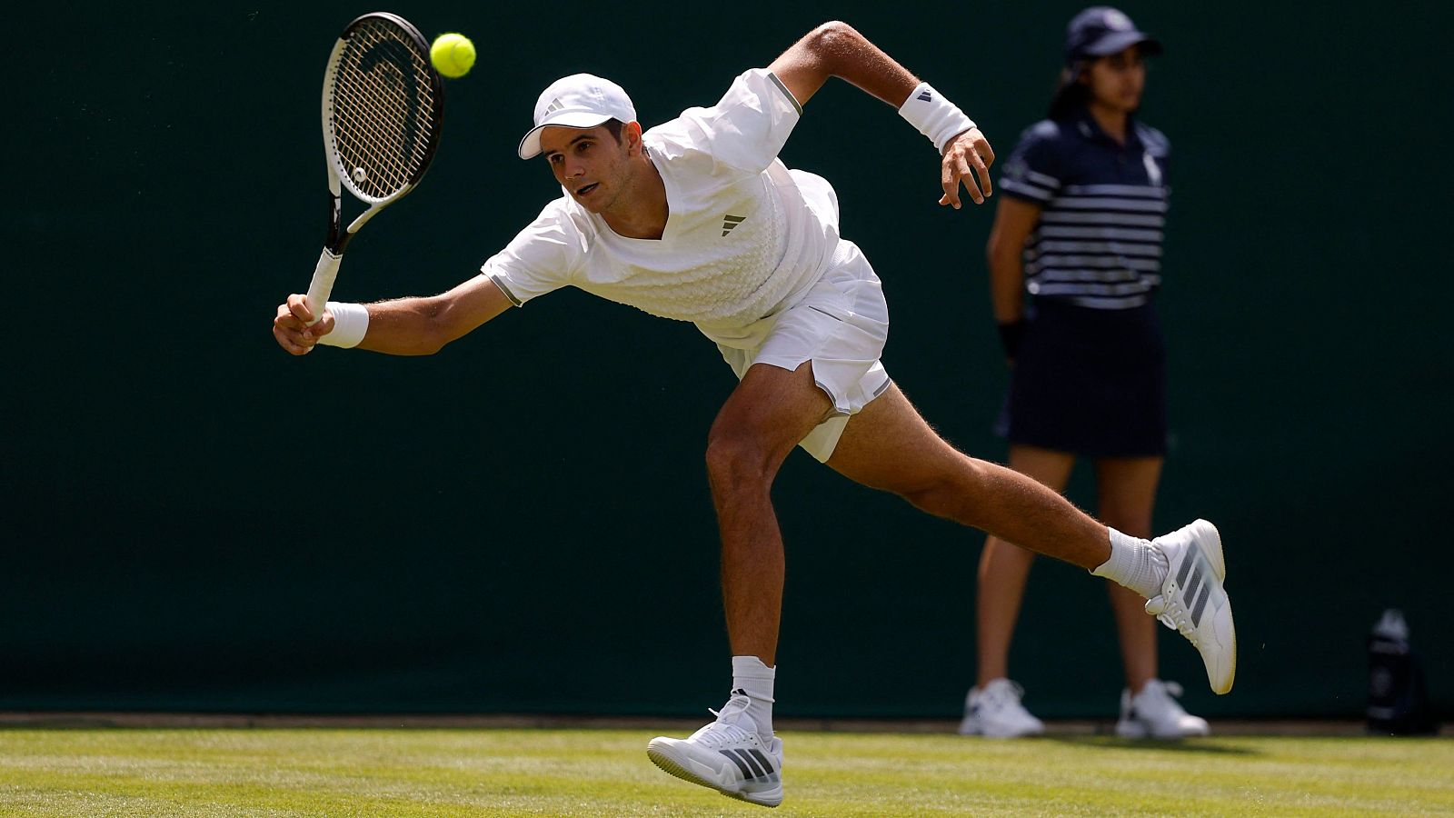 Rafael Jodar devuelve una bola en su primer partido en Wimbledon