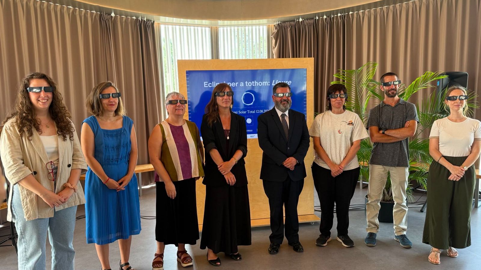 Els principals agents del programa de divulgació de l'eclipsi al lleure educatiu acordat entre la Generalitat i Fundesplai es fotografien amb ulleres de sol homologades per veure el fenòmen astronòmic
