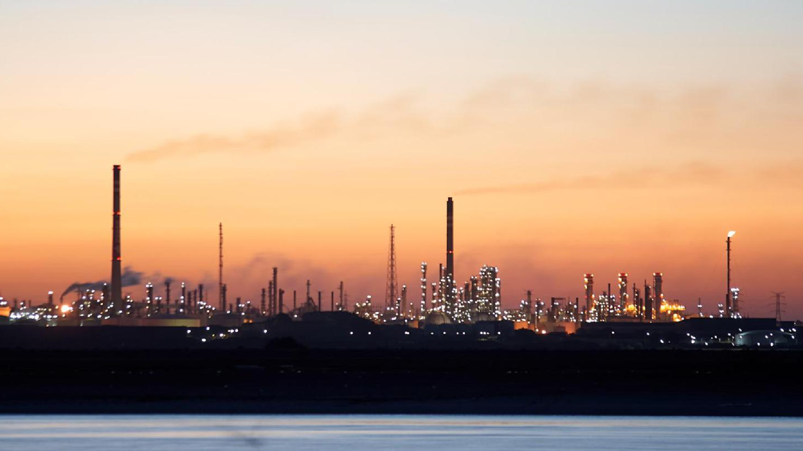 Vista nocturna de las instalaciones industriales en la Ría de Huelva