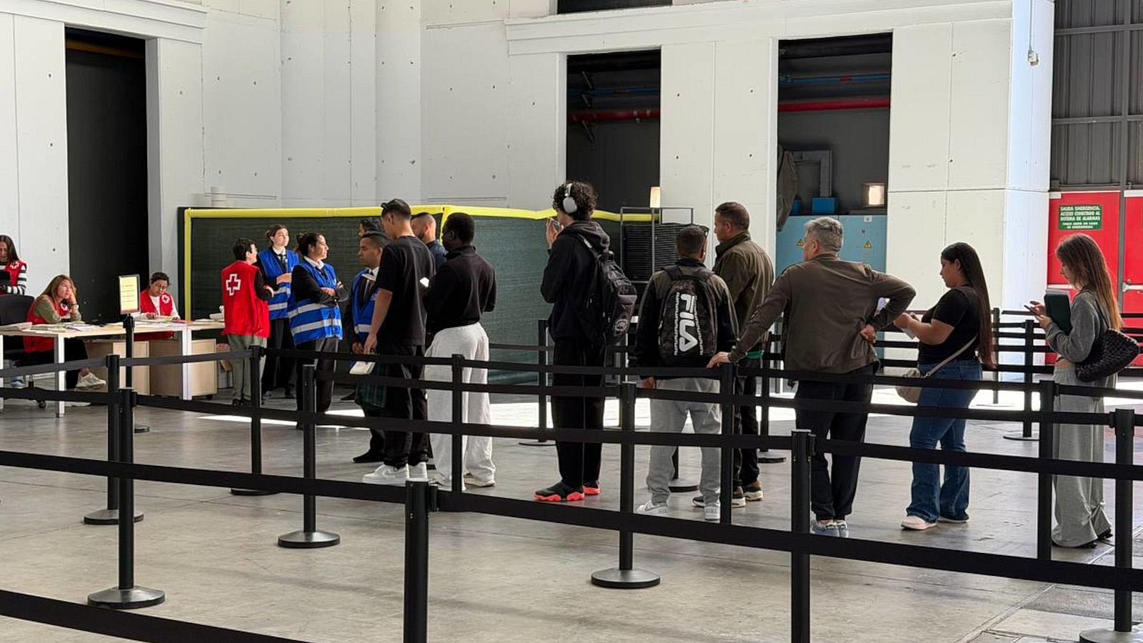 Cua de persones migrants durant el procés de regularització a la Fira de Montjuïc de Barcelona