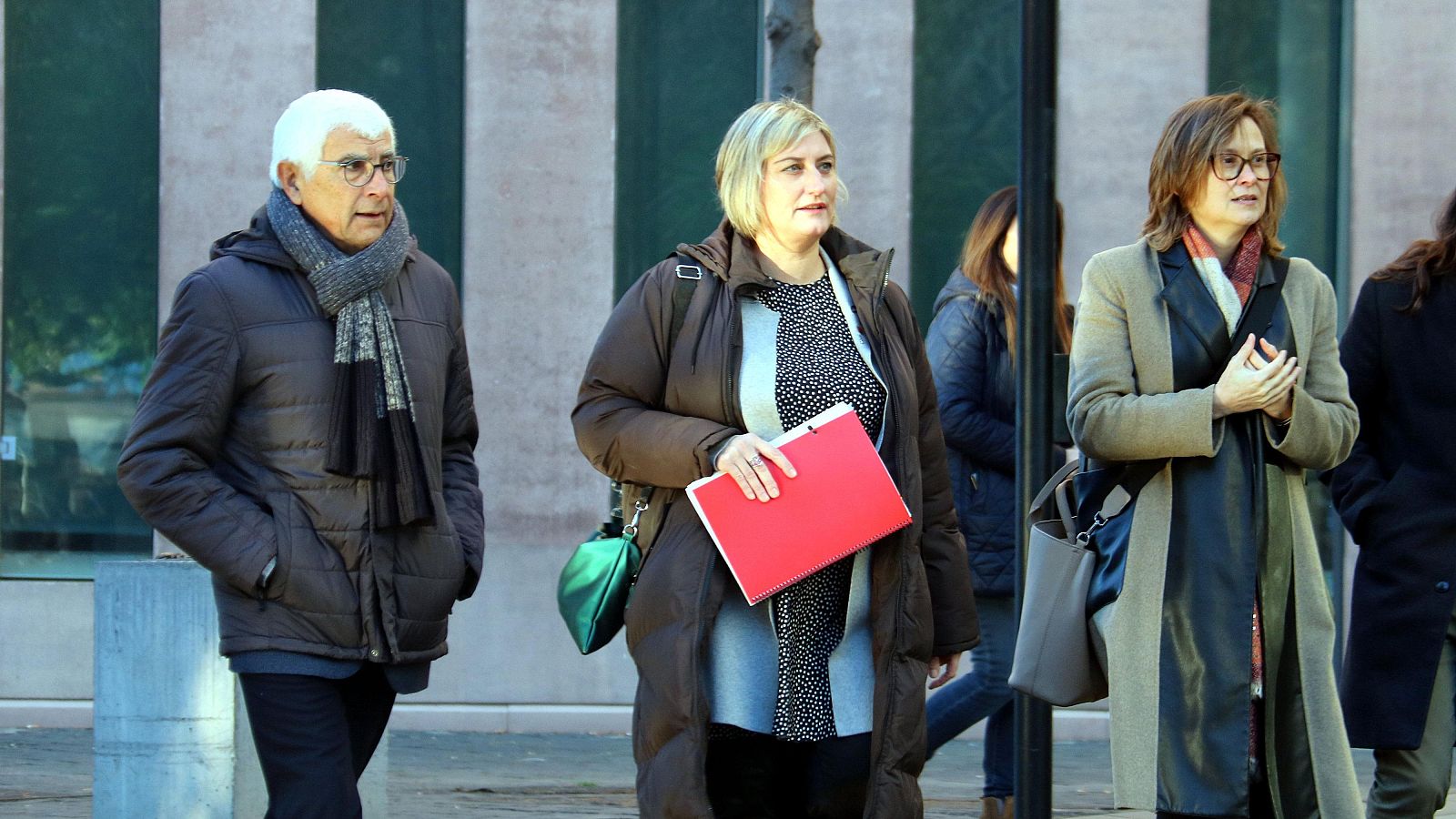 L'exconsellera de Salut Alba Vergés arriba a la Ciutat de la Justícia acompanyada de l'actual conseller, Manel Balcells, i de la consellera d'Exteriors, Meritxell Serret