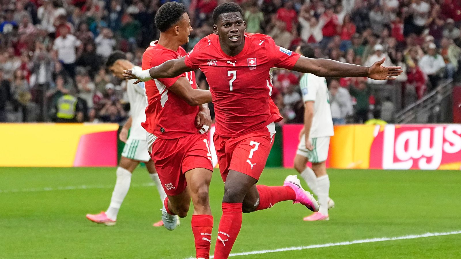 Embolo celebra su gol a Argelia
