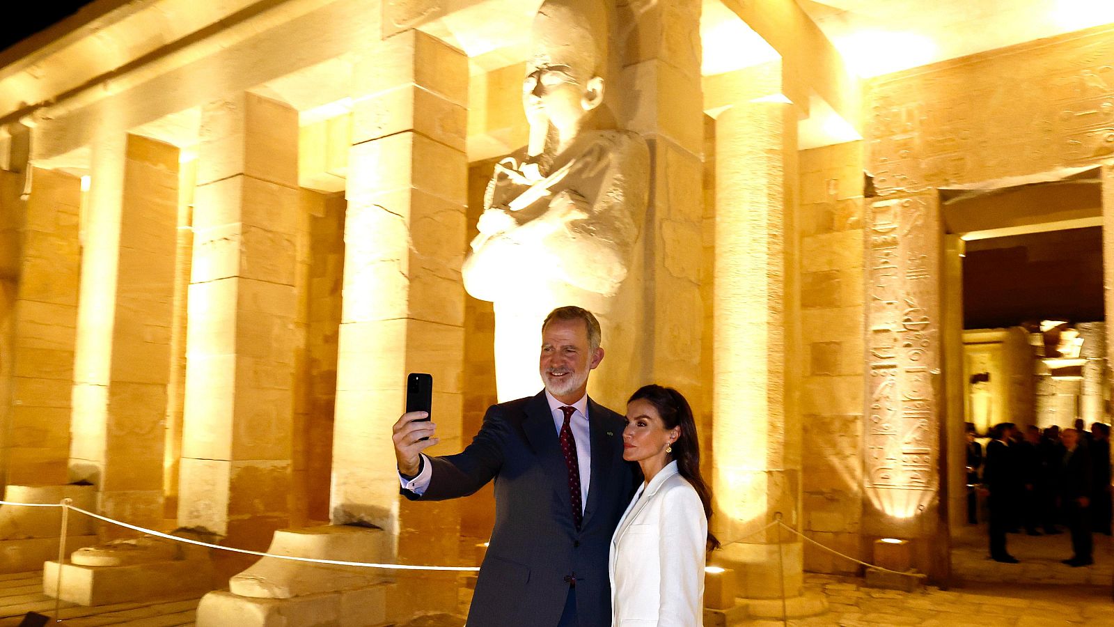 El rey Felipe VI y la reina Letizia visitan el de Hatshepsut en el Valle de los Reyes de Luxor (Egipto)