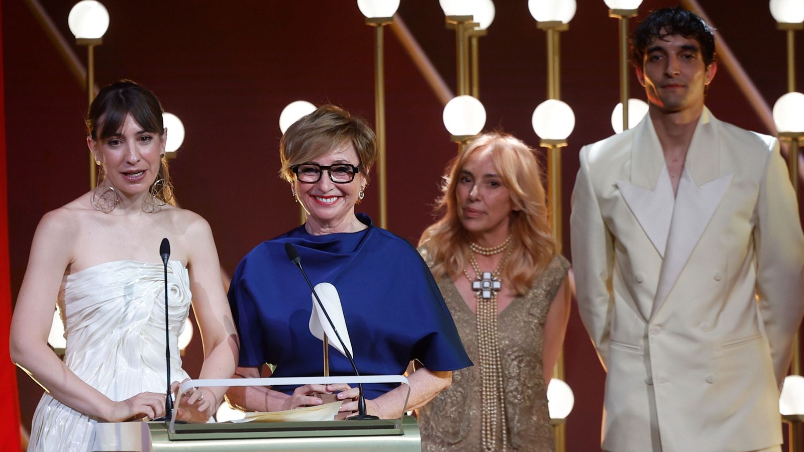 La firma Isabel Sanchis, tras recibir el premio a 'Mejor colección', durante la entrega de los III Premios Academia de la Moda Española.