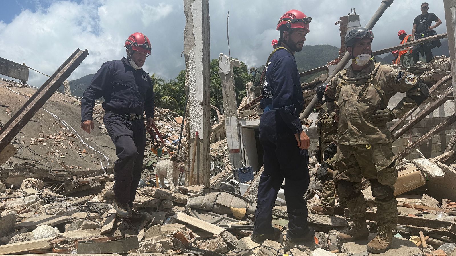 Bomberos españoles colaboran en las tareas de rescate en La Guaira (Venezuela)